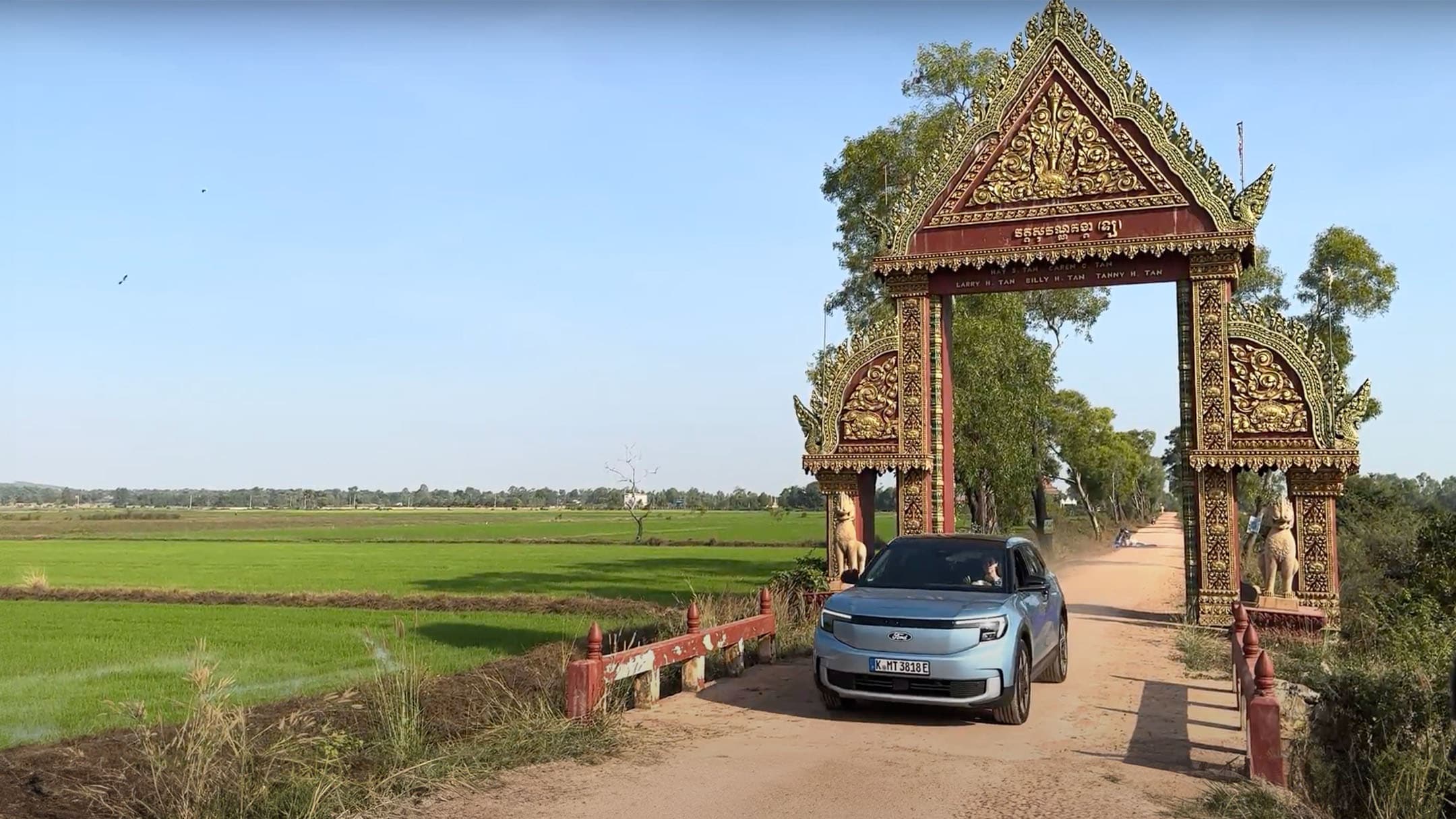 Ford Explorer 100% électrique tranversant un portail au Cambodge