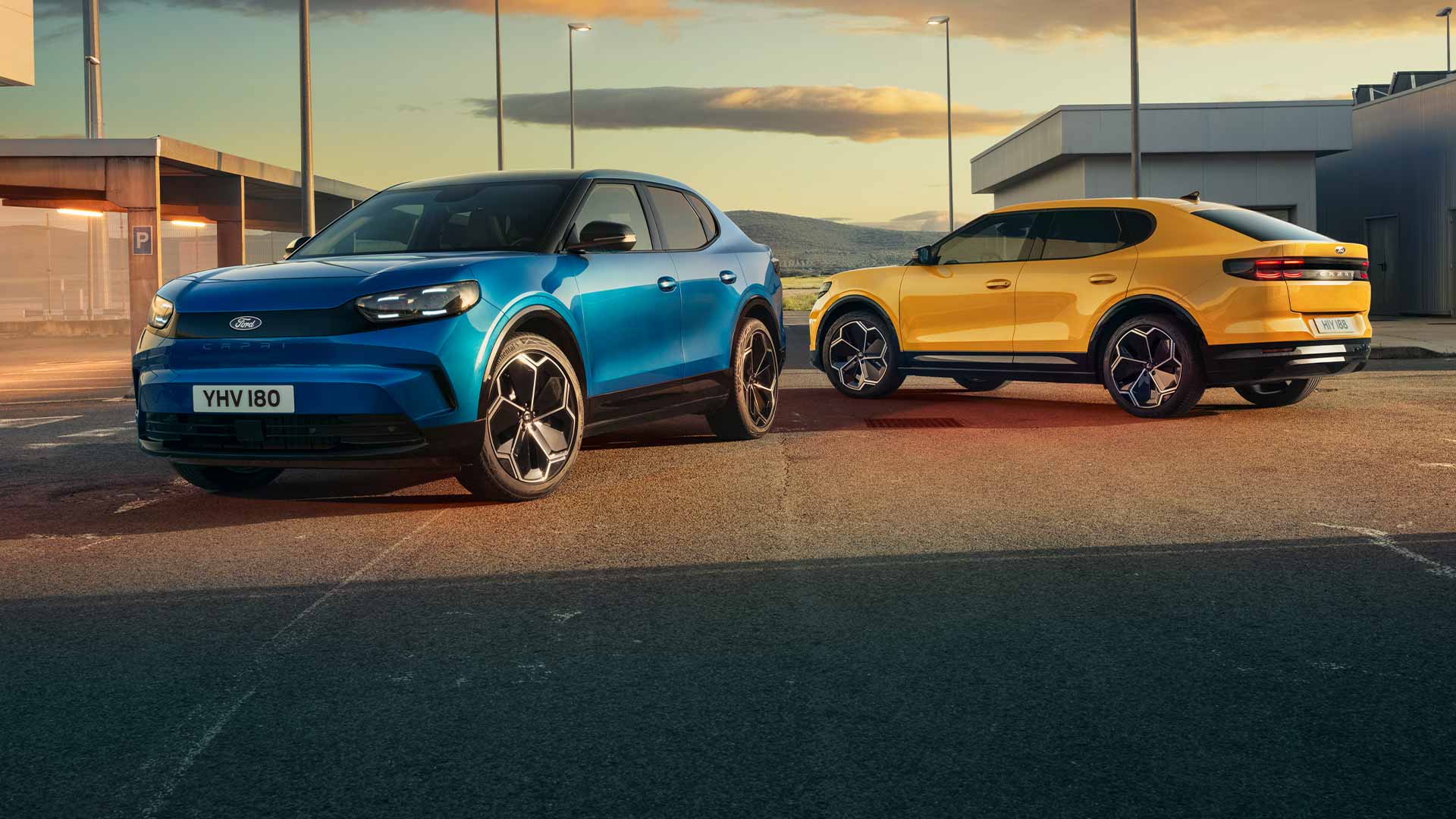 Un  Ford Capri® électrique bleu et une jaune garés dans une rue.