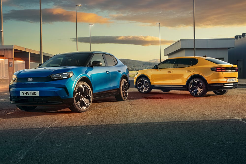 Un Ford Capri® bleu et un Ford Capri® jaune garés dans une rue.