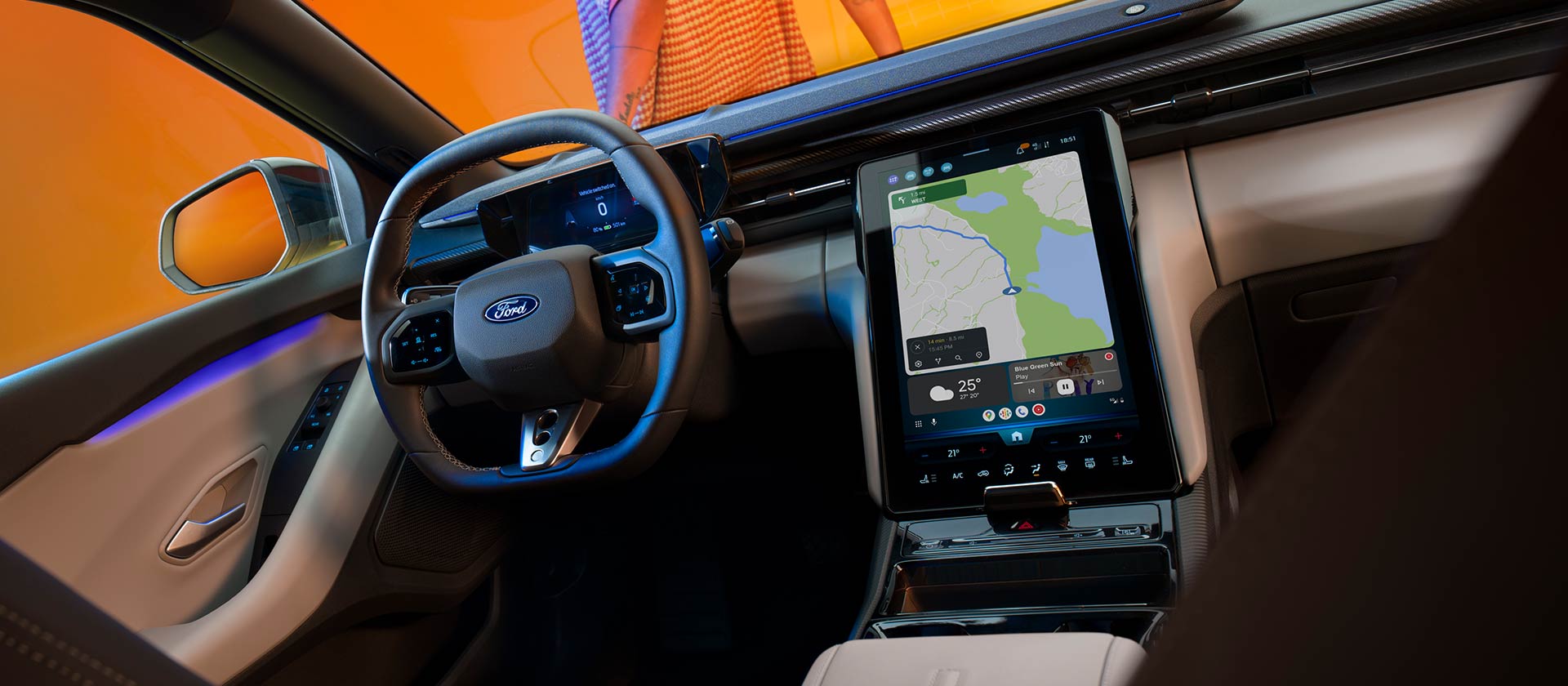 L'habitacle du nouveau Ford Capri® électrique doté d'un grand écran tactile et d'un système de navigation par satellite connecté au cloud.