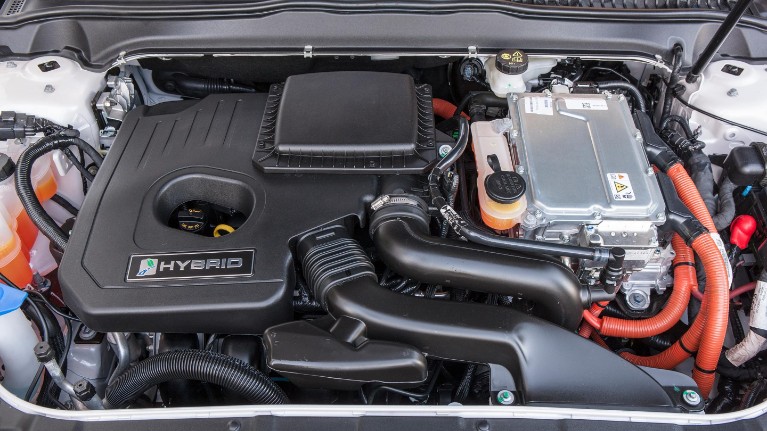 Les véhicules hybrides (HEV) ont un moteur à combustion interne, mais ils ont aussi une batterie plus grande et un moteur plus puissant. Cela fournit davantage d'assistance au moteur et permet au véhicule de parcourir de courtes distances à basse vitesse en utilisant uniquement le moteur électrique. 